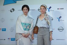 左から常盤貴子、メラニー・ティエリー。