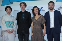 左から常盤貴子、スワン・アルロー、アンヌ＝ドフィーヌ・ジュリアン、ユベール・シャルエル。