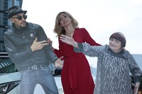 「顔たち、ところどころ」の監督であるJR（左）とアニエス・ヴァルダ（右）のパネルとともに登場したジュリー・ガイエ（中央）。