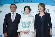 左からカルロス・ゴーン、常盤貴子、ナタリー・バイ。