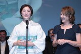 左から常盤貴子、ナタリー・バイ。
