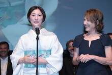 左から常盤貴子、ナタリー・バイ。