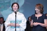左から常盤貴子、ナタリー・バイ。