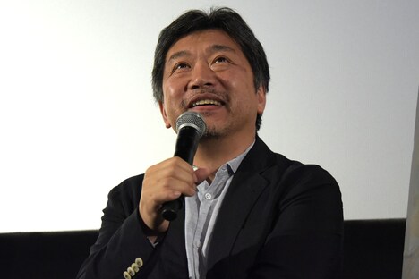 外国人の観客に日本語で質問され、驚いて笑う是枝裕和。