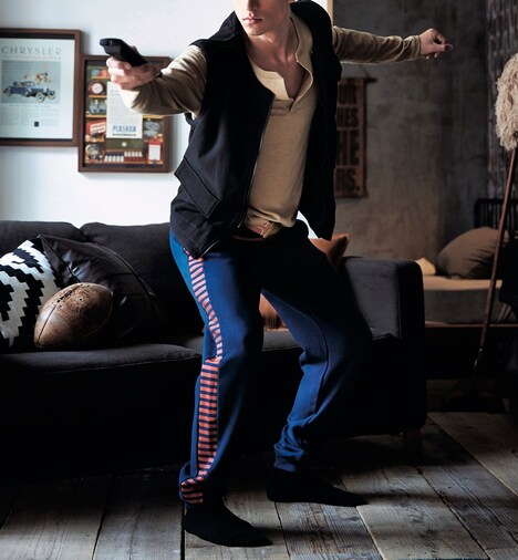 「ハン・ソロ風フリースベスト（メンズ）」と「ハン・ソロ風スウェットパンツ（メンズ）」の着用例（各3990円）。