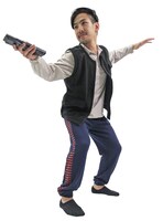 「ハン・ソロ風フリースベスト（メンズ）」と「ハン・ソロ風スウェットパンツ（メンズ）」の着用例（各3990円）。