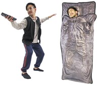 左から「ハン・ソロ風フリースベスト（メンズ）」と「ハン・ソロ風スウェットパンツ（メンズ）」の着用例（各3990円）、「ハン・ソロカーボナイト凍結つつ毛布」（3990円）の使用例。