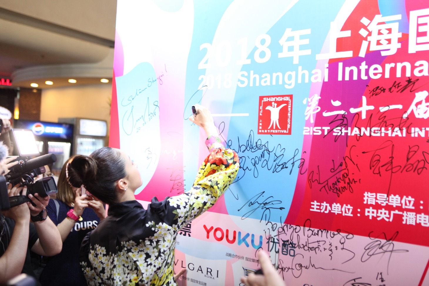 第21回上海国際映画祭にて行われた「猫は抱くもの」イベントの様子。