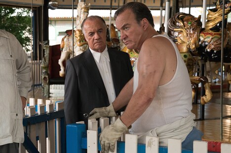 「女と男の観覧車」より、ジム・ベルーシ演じるハンプティ（右）。