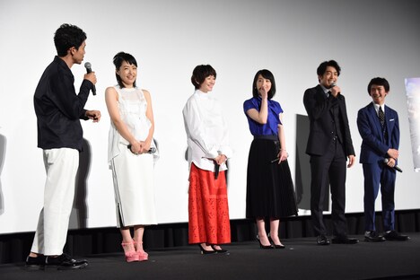 「焼肉ドラゴン」初日舞台挨拶の様子。