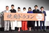 「焼肉ドラゴン」初日舞台挨拶の様子。左から鄭義信、大泉洋、井上真央、真木よう子、桜庭ななみ、大谷亮平、大江晋平。