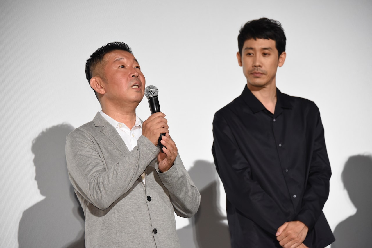 鄭義信の初監督作、映画「焼肉ドラゴン」初日挨拶で大泉洋が舞台版を絶賛