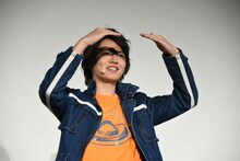 ファンを見渡す濱田龍臣。