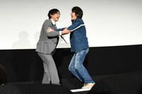 ステージ上でじゃれあう小澤雄太（左）と濱田龍臣（右）。