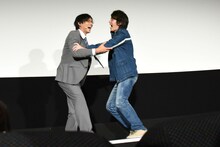 ステージ上でじゃれあう小澤雄太（左）と濱田龍臣（右）。