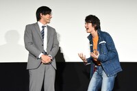 小澤雄太（左）に口を挟まれ、「こら！ 僕がしゃべる番！」と言う濱田龍臣（右）。