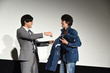濱田龍臣（右）が持ってきた「ウルトラマンR／B」の2人へのプレゼントを、「ありがとうございます」と言ってもらおうとする小澤雄太（左）。