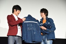 左から平田雄也、濱田龍臣。