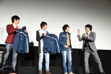 自分もプレゼントを用意していることを思い出した小澤雄太（右端）。