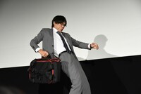 カバンに引っ張られる小澤雄太。