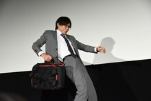 カバンに引っ張られる小澤雄太。