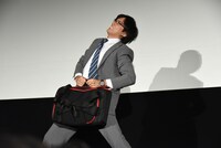 カバンに引っ張られる小澤雄太。