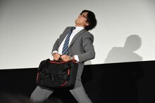 カバンに引っ張られる小澤雄太。