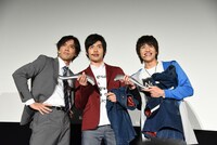 プレゼント贈呈後、記念撮影をする小澤雄太（左）、平田雄也（中央）、小池亮介（右）。