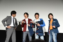 小澤雄太（左）たちの記念撮影に参加しようとする濱田龍臣（右）。