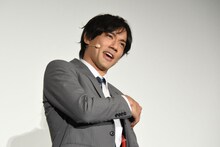 メガネを外した小澤雄太。