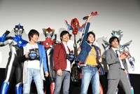 「お借りします！」と「ウルトラマンオーブ」の変身をしようとしてツッコまれた濱田龍臣（前列中央右）。