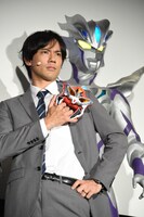 小澤雄太（手前）とウルトラマンゼロ（奥）。
