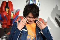 小澤雄太の挨拶中、涙を堪える濱田龍臣。