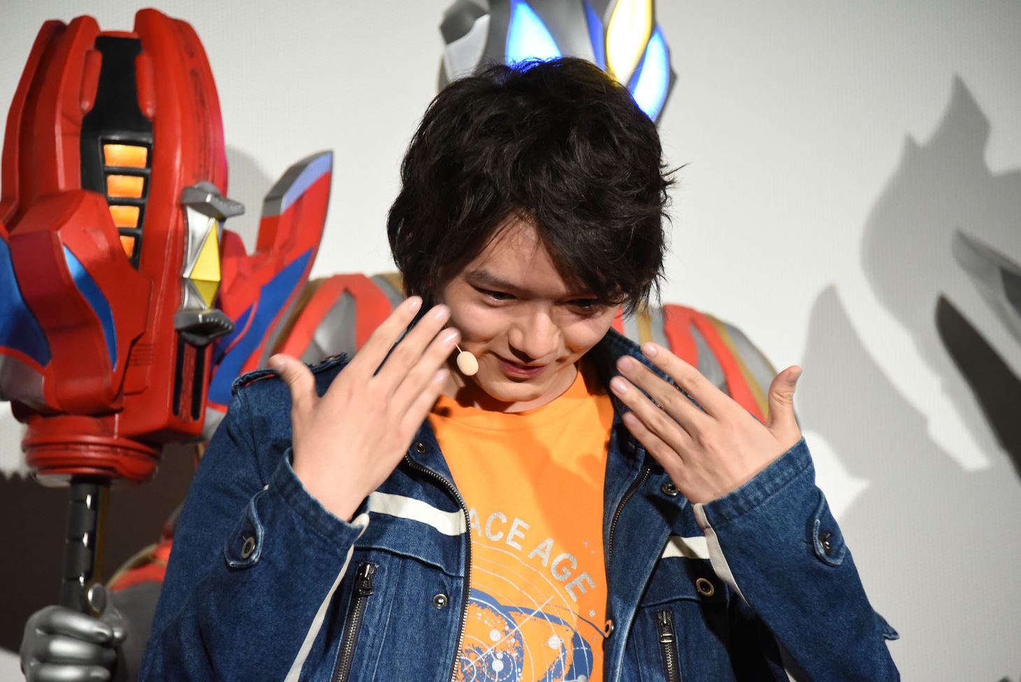 小澤雄太の挨拶中、涙を堪える濱田龍臣。
