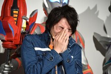 号泣する濱田龍臣。