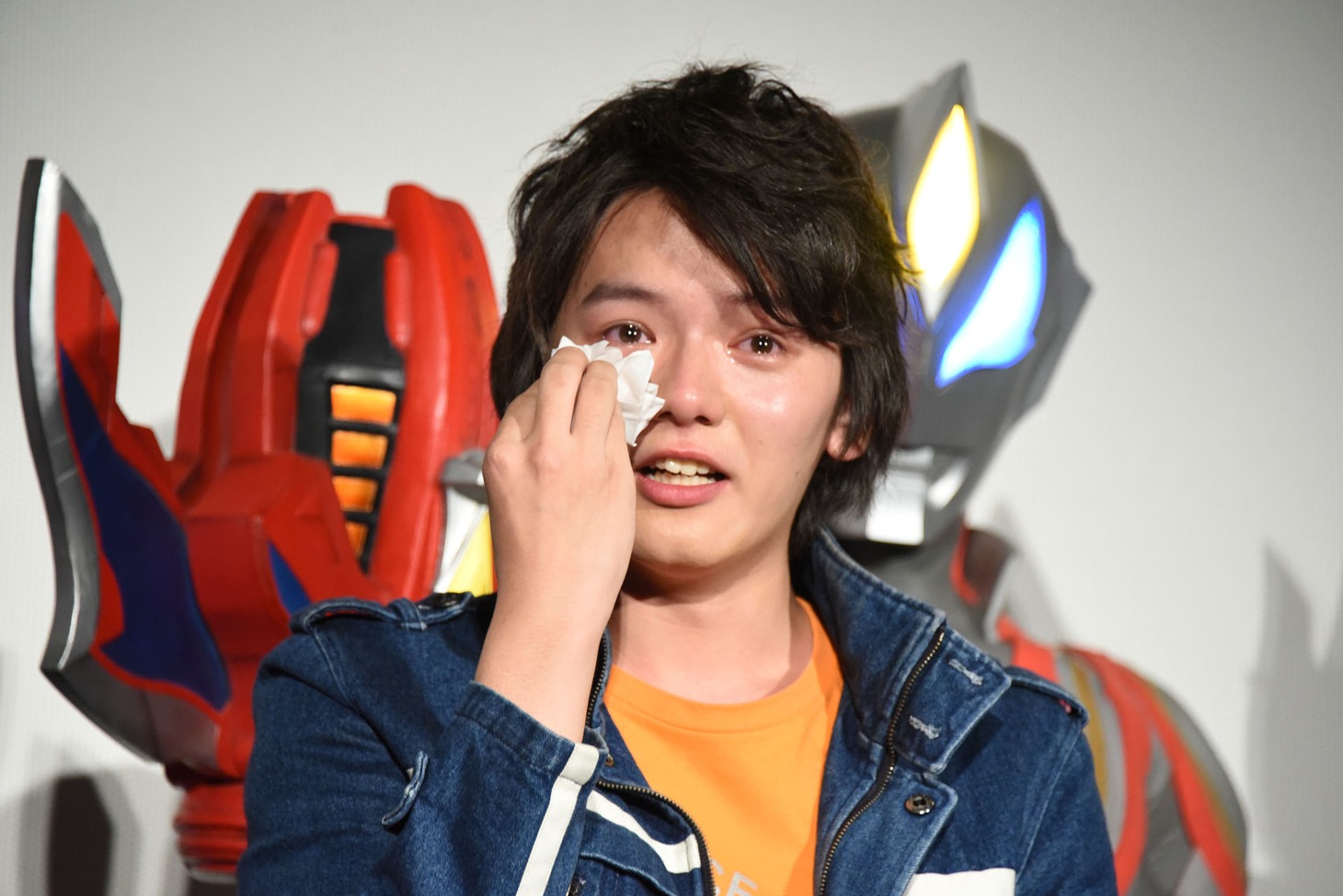 号泣する濱田龍臣。