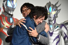 抱擁を交わす濱田龍臣（左）と小澤雄太（右）。