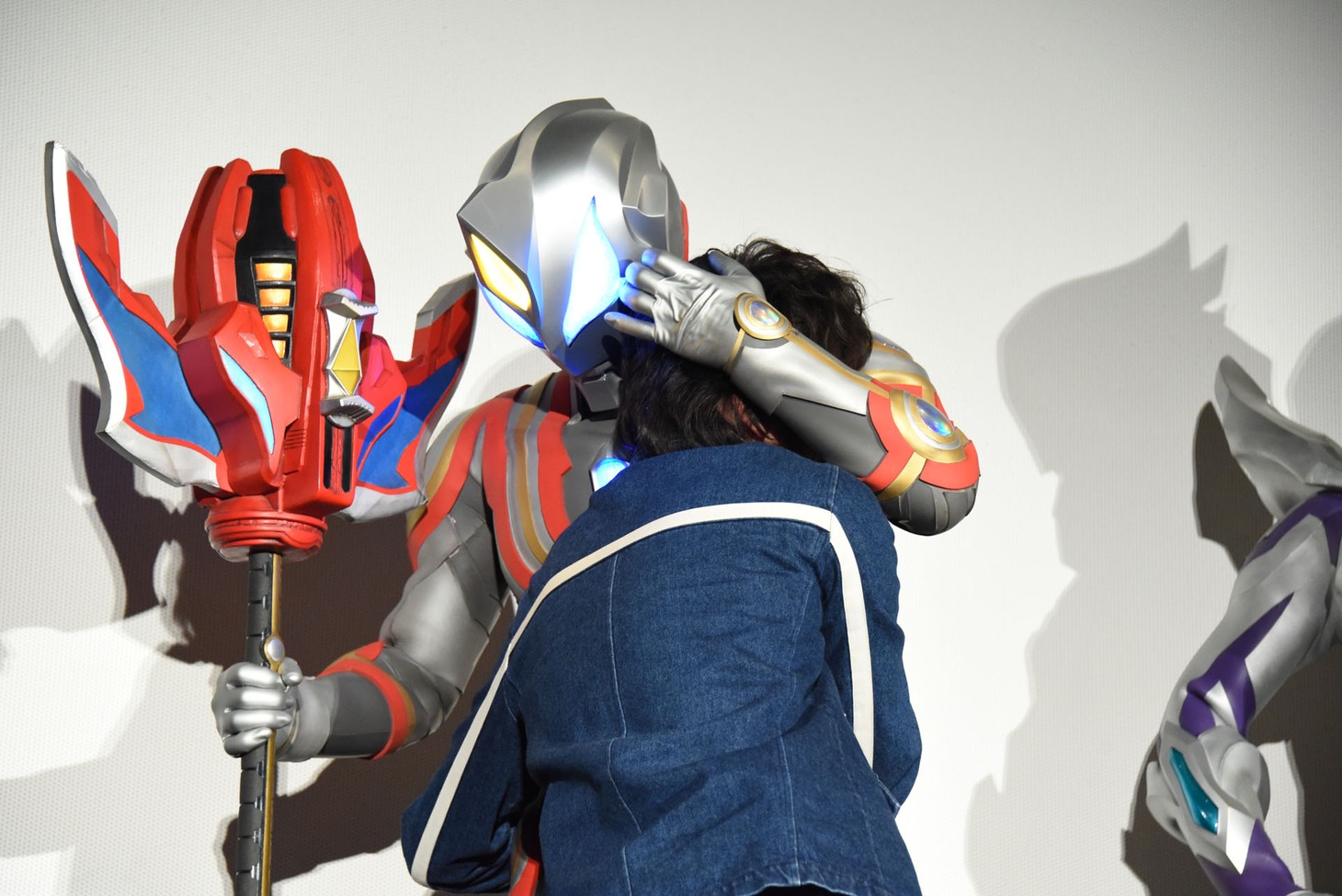 抱擁を交わす濱田龍臣（手前）とウルトラマンジード（奥）。