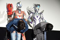 ファンに感謝を述べる濱田龍臣（手前左）と小澤雄太（手前右）。