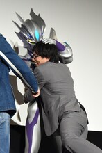ウルトラマンゼロ（奥）に抱きつく小澤雄太（手前）。