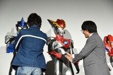 「がんばってください！」と声をかける濱田龍臣（手前左）と小澤雄太（手前右）。