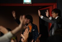 最後までファンに手を振り続ける濱田龍臣（左）と小澤雄太（右）。