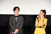 左から吉沢亮、沢尻エリカ。