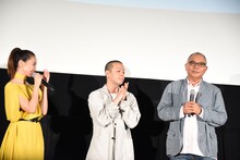 誕生日を祝われる犬童一心（右）。