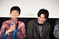 左からコムアイ、吉沢亮。