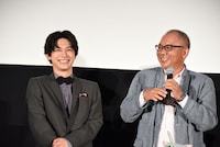 左から吉沢亮、犬童一心。