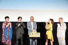 誕生日の歌を歌われ「目をつむって聞きます」と言う犬童一心（中央）。