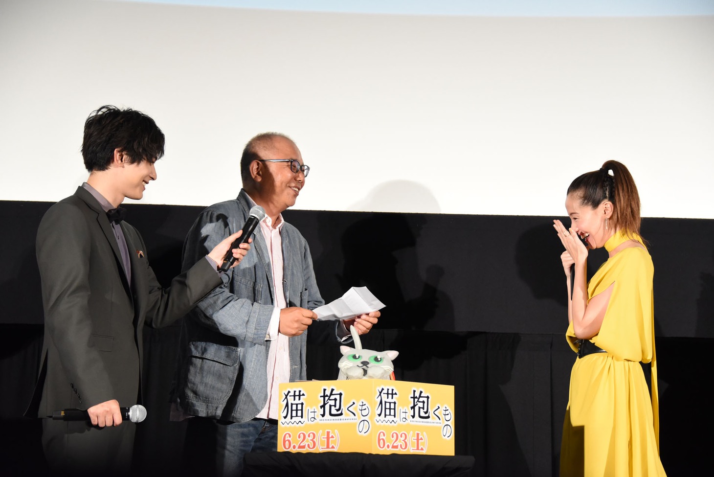 沢尻エリカ（右）への手紙を読む犬童一心（中央）。
