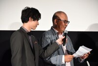 沢尻エリカへの手紙を読む犬童一心（右）。