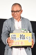 ケーキを自分で運ぶ犬童一心。